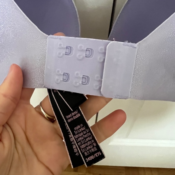 Victoria Secret 34DD - Picture 4 of 4